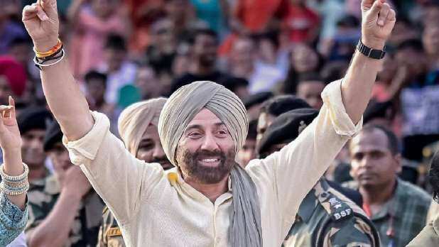 साल 2001 में सिल्वर स्क्रीन पर आई बॉलीवुड सनी देओल और अमीषा पटेल स्टारर डायरेक्टर अनिल शर्मा की फिल्म गदर ने सिनेमाघरों में धमाल मचा दिया था। यह उस समय की ब्लॉकबस्टर फिल्म साबित हुई और फिल्म ने सफलता के कई झंडे गाड़े। अब फिल्म की रिलीज के 22 साल बाद फिल्म स्टार सनी देओल और अभिनेत्री अमीषा पटेल अपनी ब्लॉकबस्टर फिल्म ग़दर 2 के सीक्वल के साथ सिल्वर स्क्रीन पर वापस आ रहे हैं। फिल्म आज सिनेमाघरों में दस्तक दे चुकी है। इसकी रिलीज से पहले ही फिल्म स्टार सनी देओल ने एक वीडियो शेयर कर फैन्स को शुक्रिया कहा है. इस वीडियो में जहां सनी देओल अपने किरदारों तारा सिंह और सकीना को मिले प्यार के लिए दर्शकों का शुक्रिया अदा कर रहे हैं तो वहीं वह अपनी फिल्म के लिए दर्शकों से माफी भी मांगते नजर आ रहे हैं.  सनी देओल ने फैंस से मांगी माफी फिल्म स्टार सनी देओल ने गदर 2 की रिलीज से पहले एक वीडियो शेयर कर फैन्स को धन्यवाद देते हुए कहा, 'सभी को नमस्कार... मैं अभी उठा हूं और आप सभी से बात करना चाहता हूं। क्योंकि मैं कई दिनों से आपके लोगों के पास घूम रहा हूं... बातें कर रहा हूं। और मैं जानता हूं कि आप तारा सिंह और सकीना के परिवार से बहुत प्यार करते हैं। इसी का इंतजार था. और आज आप उस परिवार को देखने जा रहे हैं. मैं बस इतना कह सकता हूं कि यह परिवार वैसा ही है जैसा आपने इसे छोड़ा था। यह एक खूबसूरत परिवार है. और आप सब उनसे मिलने जायेंगे, उनसे मिलने जायेंगे... तो आपको बहुत खुशी होगी। और यदि गलती से भी किसी को यह परिवार नापसंद हो तो नाराज न हों... मुझे क्षमा करें। क्योंकि दिल में सिर्फ प्यार होना चाहिए. और ये बात सिर्फ परिवार वाले ही जानते हैं. आप सभी को प्यार.. शुभकामनाएँ।  सनी देओल ने दर्शकों का दिल जीत लिया सनी देओल के इस वीडियो ने दर्शकों का दिल जीत लिया है. जिसके बाद लोग इस वीडियो पर जमकर कमेंट कर रहे हैं. इस वीडियो को देखने के बाद एक यूजर ने कमेंट किया और लिखा, 'आज हर सिनेमा में गदर होगा. हर शहर 'हिन्दुस्तान जिंदाबाद' के नारे से गूंज उठेगा। तो एक यूजर ने कमेंट कर कहा, 'पाजी धूम मचा देंगे..मैं पूरी फैमिली को चार बार थिएटर में फिल्म दिखाने ले जाऊंगा क्योंकि ये कोई फिल्म नहीं बल्कि एक इमोशन है।' वहीं कई यूजर्स फिल्म देखने के लिए एक्साइटेड भी नजर आए.