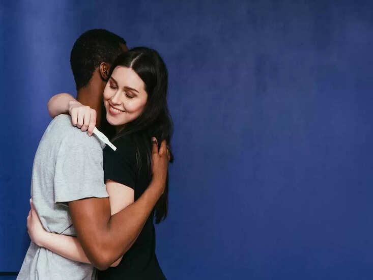 गर्भवती होना किसी भी महिला के लिए बेहद सुखद अनुभव होता है। महिला ने यह अनुभव अपने बच्चे के पिता से साझा किया। एक पिता का प्यार उतना ही जरूरी है जितना एक बच्चे के लिए मां का प्यार। लेकिन क्या होगा अगर महिला को यह नहीं पता कि उसके बच्चे का पिता कौन है? अब आप सोच रहे होंगे कि ऐसा कभी भी हो सकता है? हाँ, यह हो सकता है और हुआ है। सोशल मीडिया पर एक महिला की गोद भराई का वीडियो वायरल हो रहा है, जिसमें ऐसा ही एक मामला देखने को मिला।  वायरल वीडियो में महिला के साथ दो पुरुष नजर आ रहे हैं। तीनों बड़ी मस्ती में डांस कर रहे थे। तीनों खुश थे कि महिला गर्भवती थी। वीडियो का कैप्शन पढ़िए और समझिए कि यहां माजरा क्या है? दरअसल, महिला के दोनों पुरुषों से संबंध थे। ऐसे में वह असमंजस में है कि बच्चे का पिता कौन है? वीडियो को देखकर लगता है कि दोनों युवकों को भी पता था कि महिला उन दोनों को डेट कर रही है। तो दोनों खुश नजर आ रहे थे।  लोगों ने समर्थन किया इस वीडियो को सोशल मीडिया साइट इंस्टाग्राम पर शेयर किया गया है.इसे सारा स्टारर विदेशी एक्टर और कॉमेडियन ने शेयर किया है. उन्होंने लिखा कि कम से कम दोनों महिला का समर्थन कर रहे हैं। वहीं इस वीडियो पर कई लोगों ने कमेंट भी किया. एक शख्स ने लिखा कि यही उनकी जिंदगी है। उसने वही किया जो उसे ठीक लगा। कई लोगों ने इसे आपसी समझ का बेहतरीन उदाहरण बताया। लेकिन कई लोगों ने उनका मजाक भी उड़ाया। अगर किसी के डीएनए में दोनों पिता नहीं हैं तो क्या होगा? फिलहाल इस वीडियो को अब तक लाखों बार देखा जा चुका है और तेजी से वायरल हो रहा है.