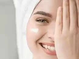 How to Apply Moisturizer: आप मॉइस्चराइजर का उपयोग कब और कैसे करते हैं? जानिए किन गलतियों से बचना चाहिए  Lifestyle Desk- सर्दियों के मौसम में ज्यादातर लोगों के लिए रूखी त्वचा एक आम समस्या बन जाती है. ऐसे में लोग रूखी और बेजान त्वचा से छुटकारा पाने के लिए बॉडी लोशन या मॉइश्चराइजर का इस्तेमाल करते हैं। लेकिन क्या आप जानते हैं कि कभी भी और किसी भी तरह से मॉइश्चराइजर लगाने से त्वचा संबंधी कई समस्याएं हो सकती हैं। ऐसे में मॉइश्चराइजर लगाते समय कुछ गलतियों से बचना बहुत जरूरी हो जाता है।  आमतौर पर सभी लोग त्वचा पर मॉइश्चराइजर का इस्तेमाल करते हैं। लेकिन ज्यादातर लोग मॉइस्चराइजर लगाने के सही तरीके से अनजान होते हैं। जिससे आपकी त्वचा पर कई तरह के दुष्प्रभाव देखने को मिलते हैं। तो आइए हम आपको बताते हैं मॉइश्चराइजर लगाने के कुछ टिप्स, जिन्हें फॉलो कर आप त्वचा का खास ख्याल रख सकते हैं।  फेसवॉश का इस्तेमाल करें ज्यादातर लोग मॉइस्चराइजर लगाने से पहले अपना चेहरा धोने से बचते हैं। जिससे चेहरे की धूल मिट्टी भी मॉइश्चराइजर में मिल जाती है। ऐसे में आपकी त्वचा पर स्किन इंफेक्शन, रैशेज, खुजली और सूजन देखने को मिलती है। इसलिए बेहतर है कि चेहरे को अच्छे से धोने और साफ करने के बाद ही मॉइश्चराइजर का इस्तेमाल करें। मॉइस्चराइजर लगाने के टिप्स मॉइस्चराइजर को सीधे चेहरे पर लगाने से बचें। ऐसे में उंगलियों की मदद से त्वचा पर मॉइश्चराइजर थपथपाएं। साथ ही मॉइश्चराइजर की एक छोटी बूंद माथे, गर्दन, नाक और ठुड्डी पर लगाएं। ध्यान रहे कि ऑयली स्किन पर मॉइश्चराइजर बिल्कुल न लगाएं। इससे त्वचा में अतिरिक्त तेल हो सकता है।  चेहरे की मसाज करें मॉइश्चराइजर थपथपाने के बाद इसे चेहरे पर फैलाएं। इसके लिए चेहरे पर हल्के हाथों से सर्कुलर मोशन में मसाज करें। इससे न सिर्फ पूरे चेहरे पर मॉइश्चराइजर लगेगा, बल्कि त्वचा भी मॉइश्चराइजर को आसानी से सोख सकेगी। अन्य उत्पादों को लगाने से बचें कुछ लोग मॉइस्चराइजर लगाने के तुरंत बाद अपने चेहरे पर मेकअप या अन्य ब्यूटी प्रोडक्ट्स लगाते हैं। जिससे आपके चेहरे पर रिएक्शन देखने को मिलते हैं। इसलिए, 1-2 मिनट के लिए मॉइस्चराइजर को सोखने दें और पूरी तरह से सूख जाने के बाद ही चेहरे पर अन्य उत्पादों का इस्तेमाल करें। मॉइस्चराइजर के फायदे त्वचा की देखभाल में मॉइश्चराइजर का इस्तेमाल त्वचा को हाइड्रेटेड रखने में मददगार होता है। मॉइश्चराइजर लगाने के साथ ही त्वचा के बंद पोर्स भी खुलने लगते हैं। जिससे त्वचा की कई समस्याएं जैसे मस्से और रैशेज आसानी से दूर हो जाते हैं।