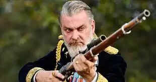 साउथ फिल्म इंडस्ट्री से एक बुरी खबर आ रही है। राम चरण और जूनियर एनटीआर की फिल्म आरआरआर में खलनायक की भूमिका निभाने वाले आयरिश अभिनेता रे स्टीवेन्सन का निधन हो गया है। स्टीवेंसन ने महज 58 साल की उम्र में दुनिया को अलविदा कह दिया। रे स्टीवेंसन की मौत की पुष्टि अभिनेता की टीम ने की है। रे स्टीवेंसन की मौत ने फिल्म उद्योग को झकझोर कर रख दिया है। फिल्म 'आरआरआर' के डायरेक्टर एसएस राजामौली ने ट्वीट कर एक्टर के निधन पर दुख जताया है.   एसएस राजामौली ने रे स्टीवेन्सन को श्रद्धांजलि देते हुए लिखा, "चौंकाने वाला, इस खबर पर विश्वास नहीं कर सकता। रे अपने साथ सेट पर इतनी ऊर्जा और जीवंतता लेकर आए। यह बहुत संक्रामक था। उनके साथ काम करने का एक परम आनंद।" अनुभव किया मेरी प्रार्थनाएं उनके परिवार के साथ हैं। उसकी आत्मा को शांति मिलें।"   आरआरआर में रे स्टीवेन्सन ने यह किरदार निभाया था आपको बता दें कि अभिनेता रे स्टीवेन्सन ने एसएस राजामौली की फिल्म 'आरआरआर' में गवर्नर स्कॉट बक्सटन की भूमिका निभाई थी, जिसे भारतीय दर्शकों ने बहुत पसंद किया था। आरआरआर के अलावा रे स्टीवेंसन 'थॉर' और इसके सीक्वल 'थॉर: द डार्क वर्ल्ड' जैसी फिल्मों में भी नजर आ चुके हैं। आयरिश अभिनेता रे स्टीवेन्सन हॉलीवुड फिल्म उद्योग में एक जाना-माना चेहरा हैं। रे स्टीवेन्सन की मौत उनके प्रशंसकों के लिए एक बड़ा झटका है।   रे स्टीवेन्सन 8 साल की उम्र में इंग्लैंड चले गए बता दें कि अभिनेता रे स्टीवेन्सन 8 साल की उम्र में अपने परिवार के साथ इंग्लैंड चले गए थे. यहां आने के बाद उनका अभिनय में रुझान बढ़ गया। 90 के दशक में रे ने कई सुपरहिट फिल्मों और टीवी शोज में काम किया। हालांकि, अभिनेता को फिल्म 'द थ्योरी ऑफ फ्लाइट' से काफी लोकप्रियता मिली। इस फिल्म के बाद रे ने कभी पीछे मुड़कर नहीं देखा।