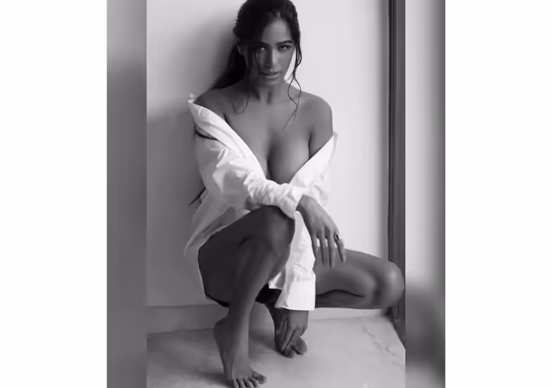 एक्ट्रेस और मॉडल पूनम पांडे का नाम आते ही उनकी बोल्ड अदाओं और बोल्ड बयानों की याद आ जाती है. पूनम पांडे अक्सर सोशल मीडिया पर अपनी बोल्ड फोटो और वीडियो शेयर कर फैंस का ध्यान खींच लेती हैं. सोशल मीडिया पर एक्टिव रहने वाली पूनम पांडे ने एक बार फिर अपना एक बोल्ड वीडियो शेयर किया है और यह तेजी से वायरल हो रहा है. दरअसल, इस वीडियो में पूनम पांडे एक ऑप्स मूमेंट का शिकार हो गईं। आइए देखते हैं पूनम पांडे के लेटेस्ट वीडियो में क्या है।  पूनम पांडे ने किया डांस पूनम पांडे ने अपने इंस्टाग्राम अकाउंट पर इसका एक वीडियो शेयर किया है। इस वीडियो में आप देख सकते हैं कि पूनम पांडे पूल के किनारे डांस करती नजर आ रही हैं. पूनम पांडे ने शॉर्ट फ्रॉक पहन रखी है और डांस के दौरान जैसे ही वह घूमती हैं उनकी फ्रॉक उड़ने लगती है. इस पर पूनम पांडे तुरंत उन्हें ठीक करती हैं लेकिन तब तक वह ऊप्स मोमेंट का शिकार हो चुकी होती हैं। पूनम पांडे के इस वीडियो पर सोशल मीडिया यूजर्स खूब रिएक्ट कर रहे हैं.  पूनम पांडे के वीडियो पर कमेंट करें पूनम पांडे के वीडियो पर एक यूजर ने लिखा, 'तीखी मिर्ची'. एक यूजर ने लिखा, 'वेरी हॉट हो यार.' एक यूजर ने लिखा, 'खूबसूरत पूनम पांडे दीदी.' एक यूजर ने लिखा, 'हॉटनेस ओवरलोडेड।' इस तरह कई सोशल मीडिया यूजर्स ने पूनम पांडे के वीडियो पर कमेंट किया है.  पूनम पांडे करियर पूनम पांडे के वर्क फ्रंट की बात करें तो उन्होंने साल 2013 में फिल्म 'नशा' से बॉलीवुड में डेब्यू किया था. इसके अलावा पूनम पांडे भोजपुरी और साउथ फिल्मों में काम कर चुकी हैं. पूनम पांडे 'खतरों के खिलाड़ी' और 'लॉक अप' जैसे रियलिटी शोज में भी नजर आ चुकी हैं। पूनम पांडे के निजी जीवन की बात करें तो उन्होंने सैम बॉम्बे से शादी की थी। हालांकि, पूनम पांडे और उनके पति के बीच अनबन की खबरें आती रहती हैं।