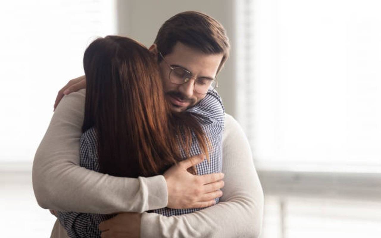 Hug Day 2024: प्यार से किसी को गले लगाने पर मिलेंगे कमाल के फायदे, मेंटल हेल्थ पर भी होता है असर