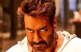 बॉलीवुड अभिनेता अजय देवगन ने अपने दमदार अभिनय से फिल्म इंडस्ट्री में एक बड़ा मुकाम हासिल किया है। अपनी नशीली आंखों से हसीनाओं का दिल चुराने वाले अजय देवगन ने एक्शन के अलावा कॉमेडी और रोमांस से भरपूर फिल्में की हैं। 2 अप्रैल 1969 को स्टंट और एक्शन कोरियोग्राफर वीरू देवगन के घर जन्मे अजय देवगन ने अपने करियर की शुरुआत फिल्म 'फूल और कांटे' से की थी। अजय देवगन अपनी पहली ही फिल्म से सुपरस्टार बन गए थे। इस एक्शन ड्रामा फिल्म को दर्शकों ने खूब पसंद किया था. हालांकि फिल्मों में अभिनय कर वाहवाही लूटने वाले अजय देवगन ने कॉलेज लाइफ में भी खूब एक्शन किया था, जिसके चलते एक बार उन्हें गुस्साई भीड़ ने पीटा भी था.  जीप से एक बच्चे को टक्कर मारने के बाद अजय देवगन बाल-बाल बच गए इस मामले को खुद अजय देवगन ने जी टीवी को दिए एक इंटरव्यू के दौरान बताया। अभिनेता ने कहा कि उनके पास एक जिप थी, जिसे वह अक्सर अपने दोस्तों के साथ घूमते थे। फिल्मों में आने से पहले अजय देवगन एक बार अपने दोस्त साजिद खान के साथ जीप में घूमने गए। इसी दौरान अजय हॉलिडे होटल के पास संकरी गली में गाड़ी चला रहा था कि तभी पतंग के पीछे दौड़ती एक बाइक जीप के सामने आ गई। अजय ने तुरंत ब्रेक लगाया। हादसे में बच्ची को चोट तो नहीं आई लेकिन वह डर के मारे रोने लगी।   गुस्साई भीड़ ने अजय देवगन पर हमला कर दिया इस घटना के दौरान वहां मौजूद सैकड़ों लोगों की भीड़ ने अजय देवगन पर हमला कर दिया. अभिनेता ने एक इंटरव्यू में कहा, "हमारे पास करीब एक हजार लोगों की भीड़ जमा थी। हमने उन्हें समझाने की भी कोशिश की कि इसमें हमारी गलती नहीं है, बच्चा बिल्कुल ठीक है।" हालांकि लोगों ने अजय देवगन और साजिद खान की बात भी नहीं मानी, बल्कि वहां मौजूद लोगों ने हमें धमकाना शुरू कर दिया और कहा कि जीप से उतर जाओ, तुम अमीर लोग बहुत तेज गाड़ी चला रहे हो। हालांकि 10 मिनट के अंदर ही अजय देवगन के पिता वीरू देवगन तक खबर पहुंच गई, जिसके बाद वह अपने बेटे को छुड़ाने के लिए 200 से 250 बॉडी बिल्डरों के साथ मौके पर पहुंचे।