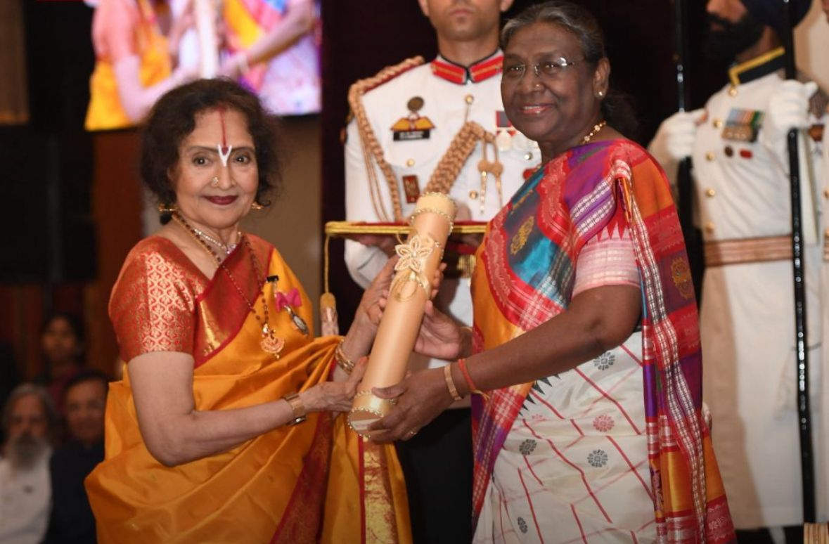 9 मई को राष्ट्रपति भवन (दिल्ली) में पद्म पुरस्कार विजेताओं को सम्मानित किया गया। समारोह में प्रधानमंत्री नरेंद्र मोदी और केंद्रीय गृह मंत्री अमित शाह की मौजूदगी में राष्ट्रपति द्रौपदी मुर्मू ने सभी को सम्मानित किया.  इस बीच फिल्म अभिनेत्री वैजयंती माला बाली को पद्म विभूषण पुरस्कार मिला। उनके अलावा दक्षिणी अभिनेता चिरंजीवी को भी देश के दूसरे सबसे बड़े नागरिक सम्मान से सम्मानित किया गया। इस साल गणतंत्र दिवस के मौके पर विजेताओं के नाम की घोषणा की गई.  वैजयंतीमाला 50 से 60 के दशक के बीच हिंदी सिनेमा में सक्रिय रहीं और उन्होंने कई ब्लॉकबस्टर फिल्मों में काम किया। उन्होंने 16 साल की उम्र में फिल्मों में अभिनय करना शुरू कर दिया था। उन्होंने अपने करियर की शुरुआत तमिल फिल्मों से की थी. पद्म पुरस्कार समारोह में कला के क्षेत्र में योगदान के लिए वैजयंतीमाला को सम्मानित किया गया।  वैजयंती माला ने आभार जताया पद्म विभूषण पुरस्कार मिलने के बाद 90 साल की वैजयंती माला ने अपनी खुशी जाहिर की. समाचार एजेंसी एएनआई से बात करते हुए उन्होंने कहा, 