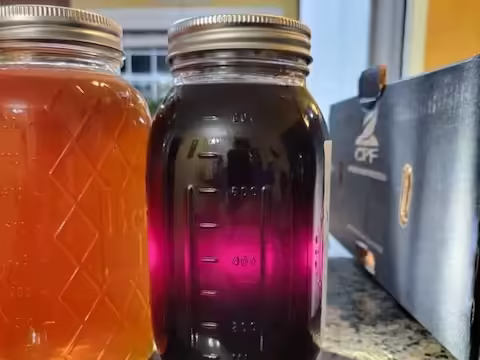 हम खाने के लिए कई तरीकों से शहद का उपयोग करते हैं, लेकिन इसका उपयोग करते समय हम नहीं जानते कि मधुमक्खियों ने इसे कितना कठिन बनाया है। यदि आपने साधारण शहद देखा है, तो आपको इसके रंग के बारे में पता चल जाएगा। शहद आमतौर पर लाल-पीला या सुनहरा रंग होता है। लेकिन क्या आपने कभी बैंगनी शहद देखा है? बेशक, आपने इसे नहीं देखा है क्योंकि यह बहुत दुर्लभ है और केवल अमेरिका के एक क्षेत्र में इसका उत्पादन करता है।  ऑडिटी सेंट्रल न्यूज वेबसाइट की रिपोर्ट के अनुसार, बीज़ नॉर्थ कैरोलिना (नॉर्थ कैरोलिना पर्पल हनी) के रेत पर्वत में पाए गए मधुमक्खियों को शहद बनाते हैं जो बहुत खास है। यहाँ मधुमक्खियां बैंगनी शहद बनाती हैं। लोगों का कहना है कि बैंगनी शहद का स्वाद एम्बर -कोल्ड शहद की तुलना में मीठा होता है और इसमें फलों के रस का स्वाद भी होता है।   शहद बैंगनी है हाल ही में, इस शहद की कुछ तस्वीरें फेसबुक पर रेडिट सहित वायरल हो गईं, जिनमें रेडिट भी शामिल है, इसलिए लोगों ने एक ही सवाल उठाया कि क्या यह एक नकली तस्वीर थी या वास्तविक, क्योंकि लोगों को लाल-पीले शहद देखने की आदत है। आपको पता है कि शहद का रंग निर्भर करता है कि मधुमक्खियों द्वारा पराग किस पर पराग बनाया जाता है। लेकिन बैंगनी शहद के साथ ऐसा नहीं है। अब तक वैज्ञानिकों ने इस तरह के रंग को शहद के रंग का पूरी तरह से पता नहीं लगाया है।  लोग रंग के बारे में अनुमान लगाते हैं बहुत से लोग मानते हैं कि यह ब्लूबेरी या हाउलबेरी जैसे फलों से बनाया गया है, लेकिन वैज्ञानिकों और मधुमक्खी पालन से जुड़े लोगों का कहना है कि जानवर के दांत इतने मजबूत नहीं हैं कि वे खरोंच कर सकते हैं और अंदर खुदाई कर सकते हैं। कुछ लोग यह भी कहते हैं कि कुडज़ू पौधों के फूल इस तरह के शानदार रंग को देने में मदद करते हैं और कुछ लोग कहते हैं कि इस तरह के रंग के पीछे का कारण दक्षिणी लेडर का फूल है। लेकिन कोई भी सही उत्तर नहीं जानता   वैज्ञानिक ने सही कारण कहा नॉर्थ कैरोलिना स्टेट यूनिवर्सिटी के एक प्रोफेसर जॉन एम्ब्रोस का कहना है कि शहद का बैंगनी रंग रासायनिक प्रक्रिया के कारण हो सकता है जो मधुमक्खी के पेट में एसिड और एल्यूमीनियम के कारण हो सकता है। उत्तरी कैरोलिना के तटीय क्षेत्रों में फूलों में दुनिया के किसी भी अन्य स्थानों की तुलना में अधिक एल्यूमीनियम होता है। यही कारण है कि यह दुर्लभ शहद यहां पाया जाता है। जिन लोगों ने इसे चखा है, वे कहते हैं कि वे अंगूर और जामुन की तरह स्वाद लेते हैं। यह लाल शहद की तुलना में भी महंगा है।