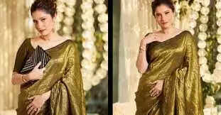 टीवी की जानी मानी एक्ट्रेस अंकिता लोखंडे सोशल मीडिया पर काफी एक्टिव रहती हैं. वह अक्सर अपने फैंस के साथ अपनी तस्वीरें और वीडियो शेयर करती नजर आती हैं। इंस्टाग्राम पर अंकिता की जबरदस्त फैन फॉलोइंग है, यही वजह है कि उनकी सभी तस्वीरें और वीडियो इंटरनेट पर सुर्खियां बटोरते हैं। इसी बीच अंकिता लोखंडे ने साड़ी में अपनी कुछ तस्वीरें शेयर की हैं। इन फोटोज को देखकर फैंस अंकिता की प्रेग्नेंसी के कयास लगा रहे हैं। आपको बता दें कि एक्ट्रेस पिछले कुछ समय से अपनी प्रेग्नेंसी को लेकर सुर्खियों में हैं। लेकिन अभी तक इन खबरों पर न तो अंकिता ने और न ही विक्की जैन ने अपनी चुप्पी तोड़ी है।  बेबी बंप को पर्स से छिपाती नजर आईं अंकिता लोखंड इन तस्वीरों में अंकिता लोखंडे ग्रीन कलर की साड़ी पहने नजर आ रही हैं। इसके साथ ही वह कानों में खूबसूरत झुमके पहनती हैं और बालों का बन बनाया हुआ है। इन तस्वीरों में अंकिता बेहद खूबसूरत लग रही हैं। हालांकि तस्वीरों में देखा जा सकता है कि अंकिता लोखंडे कभी अपने बेबी बंप को हाथों से छुपाती नजर आ रही हैं तो कभी पर्स से. इन तस्वीरों को देखकर लग रहा है कि अंकिता जल्द ही अपने फैंस को गुड न्यूज देने वाली हैं।  अंकिता लोखंडे की फोटो पर फैंस के कमेंट्स अंकिता लोखंडे की इस फोटो पर लोग खूब कमेंट कर रहे हैं और अपनी प्रतिक्रिया दे रहे हैं. एक यूजर ने कमेंट करते हुए पूछा अंकिता क्या आप प्रेग्नेंट हैं? तो वहीं एक और यूजर ने अंकिता से पूछा कि गुड न्यूज कब दे रही हो? बता दें कि एक्ट्रेस अंकिता लोखंडे ने साल 2021 में बिजनेसमैन विक्की कौशल से शादी की थी। कई सालों तक डेट करने के बाद आखिरकार अंकिता ने विक्की को ही अपना जीवनसाथी बना लिया।  'पवित्र रिश्ता' शो से मिली प्रसिद्धि बता दें कि एक्ट्रेस अंकिता लोखंडे को पहचान शो 'पवित्र रिश्ता' से मिली थी। इस सीरियल में अंकिता अभिनेता सुशांत सिंह राजपूत के साथ नजर आई थीं। शो में दोनों की जोड़ी को काफी पसंद किया गया था. अंकिता कंगना रनौत के साथ फिल्म 'मणिकर्णिका' में भी नजर आ चुकी हैं।