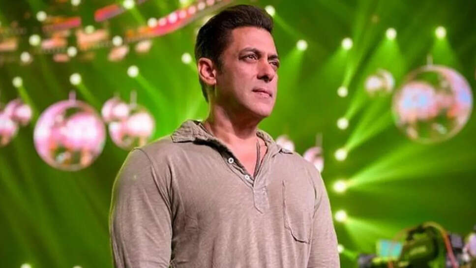 टीवी का जाना माना रियलिटी शो 'बिग बॉस' दर्शकों के बीच काफी लोकप्रिय है. कलर्स टीवी पर प्रसारित होने वाले शो का ओटीटी वर्जन पिछले साल यानी 2022 में रिलीज हुआ था। बिग बॉस ओटीटी का पहला सीजन काफी पॉपुलर हुआ था। लेकिन इस शो से एक चीज गायब थी वो थे सलमान खान। दरअसल पहले सीजन को फिल्म निर्माता करण जौहर ने होस्ट किया था। अब शो के दूसरे सीजन की भी तैयारियां पूरी हो चुकी हैं और मेकर्स बिग बॉस ओटीटी 2 के लिए कंटेस्टेंट्स की तलाश कर रहे हैं। ऐसे में बिग बॉस के फैन्स के लिए एक बड़ी खबर सामने आई है. दरअसल बिग बॉस ओटीटी 2 को करण जौहर नहीं बल्कि सलमान खान होस्ट करेंगे।  बिग बॉस ओटीटी 2 का प्रोमो रिलीज हो गया है दरअसल, बिग बॉस ओटीटी 2 का प्रोमो सामने आया है, जिसमें करण जौहर की जगह सलमान खान की झलक दिखाई दे रही है। वीडियो में सलमान खान को यह कहते हुए देखा जा सकता है, "क्रिकेट के बाद क्या देखें, यह दुविधा, मनोरंजन 24 घंटे केवल Jio Cinema पर। मैं भारत देखने के लिए बिग बॉस ओटीटी ले रहा हूं।" बिग बॉस ओटीटी 2 के इस प्रोमो वीडियो को सलमान खान के फैन्स ने अपने ट्विटर हैंडल से शेयर किया है. शो के इस प्रोमो वीडियो को देखने के बाद फैंस की एक्साइटमेंट और बढ़ गई है. साथ ही बता दें कि बिग बॉस ओटीटी का दूसरा सीजन वूट पर नहीं बल्कि जियो सिनेमा पर स्ट्रीम किया जाएगा।  बिग बॉस ओटीटी 2 रिलीज की तारीख रिपोर्ट्स की माने तो सलमान खान का शो 2 जून से टेलीकास्ट होने वाला है. हालांकि, अब तक शो की आधिकारिक रिलीज डेट की घोषणा नहीं की गई है। बता दें कि दिव्या अग्रवाल ने बिग बॉस ओटीटी का पहला सीजन जीता था। शो में शमिता शेट्टी, राकेश बापट और प्रतीक सहजपाल जैसे सेलेब्स हिस्सा लेते नजर आए.   ये कंटेस्टेंट बिग बॉस ओटीटी का हिस्सा बन सकते हैं बिग बॉस ओटीटी 2 के लिए कई कंटेस्टेंट्स के नाम सामने आ चुके हैं। रिपोर्ट्स की मानें तो फहमान खान, आयशा सिंह, उमर रियाज, एक्ट्रेस सुष्मिता सेन के भाई राजीव सेन, आदित्य नारायण, अवीज दरबार और जिया शंकर जैसे सितारे शो का हिस्सा बन सकते हैं. हालांकि, शो के कंटेस्टेंट्स की कंफर्म लिस्ट अभी घोषित नहीं की गई है।