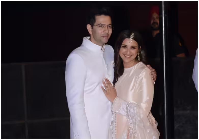 बॉलीवुड एक्ट्रेस परिणीति चोपड़ा और आम आदमी पार्टी के नेता राघव चड्ढा ने 13 मई को दिल्ली के कपूरथला भवन में सगाई की थी और अब दोनों जल्द ही शादी के बंधन में बंधने जा रहे हैं. बता दें कि राघव और परिणीति ने अपनी सगाई को लेकर काफी सस्पेंस रखा था। ऐसे में जब दोनों की सगाई की तस्वीरें सामने आईं तो फैंस भी इस क्यूट जोड़ी की तारीफ करते नहीं थके. अब परिणीति चोपड़ा और राघव चड्ढा की सगाई का इनसाइड वीडियो सामने आया है। इस वीडियो में राघव और परिणीति स्टेज पर मस्ती करते नजर आ रहे हैं.  इस वायरल वीडियो को परिणीति चोपड़ा के फैन क्लब ने अपने इंस्टाग्राम अकाउंट पर शेयर किया है. इस वीडियो में देखा जा सकता है कि परिणीति और राघव स्टेज पर खड़े हैं. परिणीति माइक लेती हैं और अभिनेत्री अपने परिवार से पूछ रही हैं, "मेरा परिवार कई सालों से कह रहा है कि तुम शादी कब करोगी, लड़का ढूंढो, दोस्त। क्या मैं ठीक हूँ?" जिसके जवाब में चोपड़ा परिवार ने हां कह दिया। इसके बाद परिणीति अपने ससुराल वालों से पूछती हैं, "अब चड्ढा, क्या आप मंजूर करते हैं।" चड्ढा परिवार भी खुशी से हां में जवाब देता है। परिणीति चोपड़ा की बात सुनकर राघव चड्ढा शर्मा जाते हैं।  वीडियो में देखा जा सकता है कि इसके बाद परिणीति चोपड़ा मीका सिंह से 'लंग गवाचा' गाने के लिए कहती हैं. तभी राघव और परिणीति स्टेज पर जोरदार डांस करने लगते हैं। परिणीति चोपड़ा के इस वीडियो पर लोग खूब कमेंट कर रहे हैं और अपनी प्रतिक्रिया दे रहे हैं. एक यूजर ने राघव और परिणीत के इस क्यूट वीडियो पर कमेंट करते हुए लिखा, "ये परफेक्ट जोड़ी है।" तो एक अन्य यूजर ने लिखा, ''दोनों साथ में कितने प्यारे लग रहे हैं.'' आपको बता दें कि राघव चड्ढा और परिणीति चोपड़ा को लेकर खबर है कि दोनों अक्टूबर के अंत में शादी के बंधन में बंधेंगे। हालांकि अभी तक दोनों की शादी की तारीख को लेकर कोई आधिकारिक जानकारी नहीं आई है।